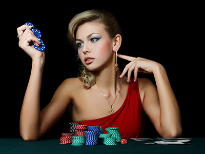 Vrouw speelt met casino chips